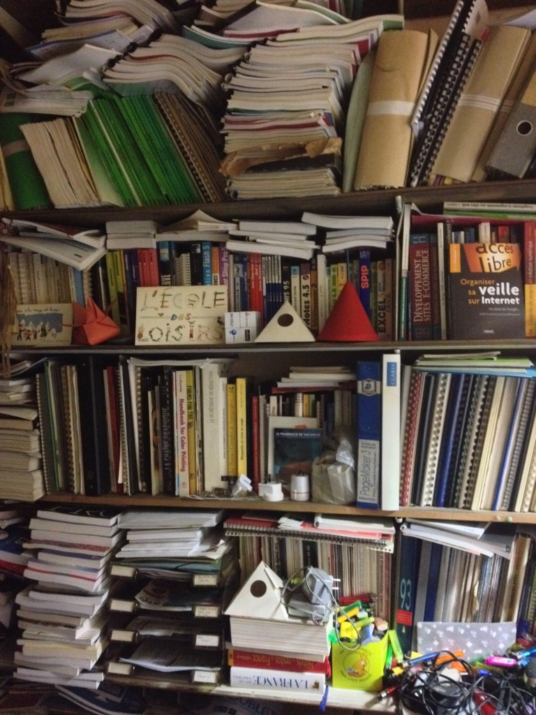 La bibliothèque numérique est en face de moi, la papier derrière