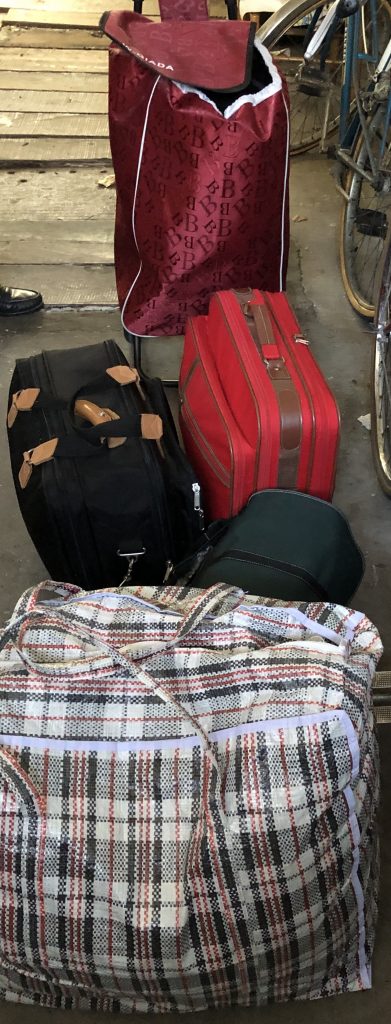Une partie des bagages abandonnés par un bipolaire sur la voie public et l'inaction de nouveau du monde psychiatrique y compris face aux demandes de la justice police
